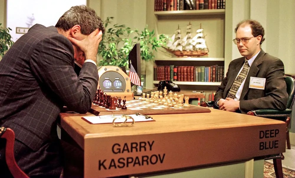 Garry Kasparov, champion mondial d’échecs, tient sa tête entre ses mains suite à sa défaite contre le programme Deep Blue d’IBM