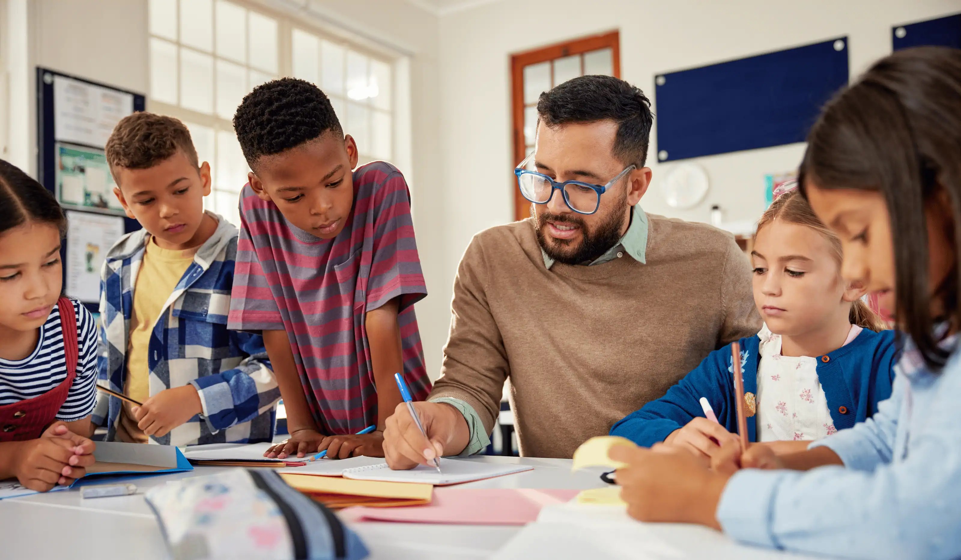 Enseignant entouré d’élèves