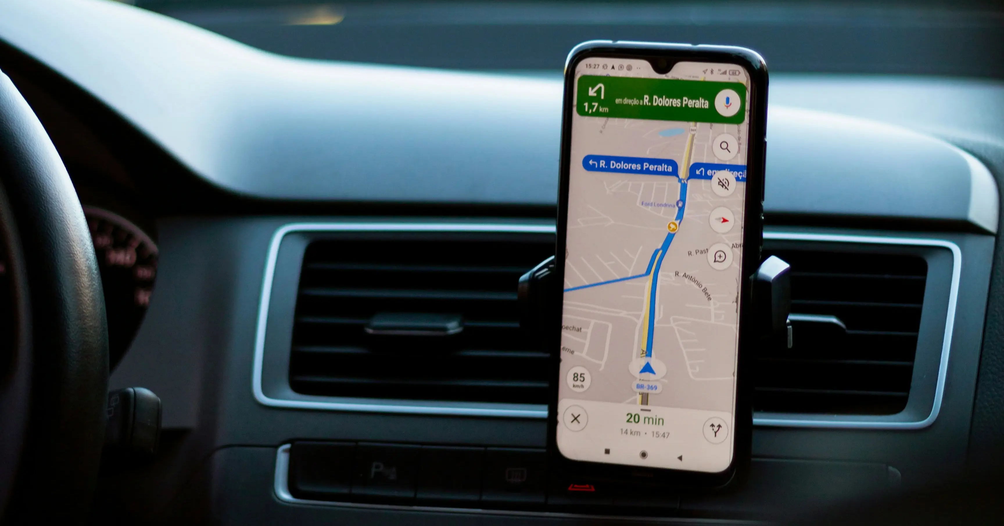 GPS montrant le chemin sur un téléphone intelligent dans une voiture en marche.