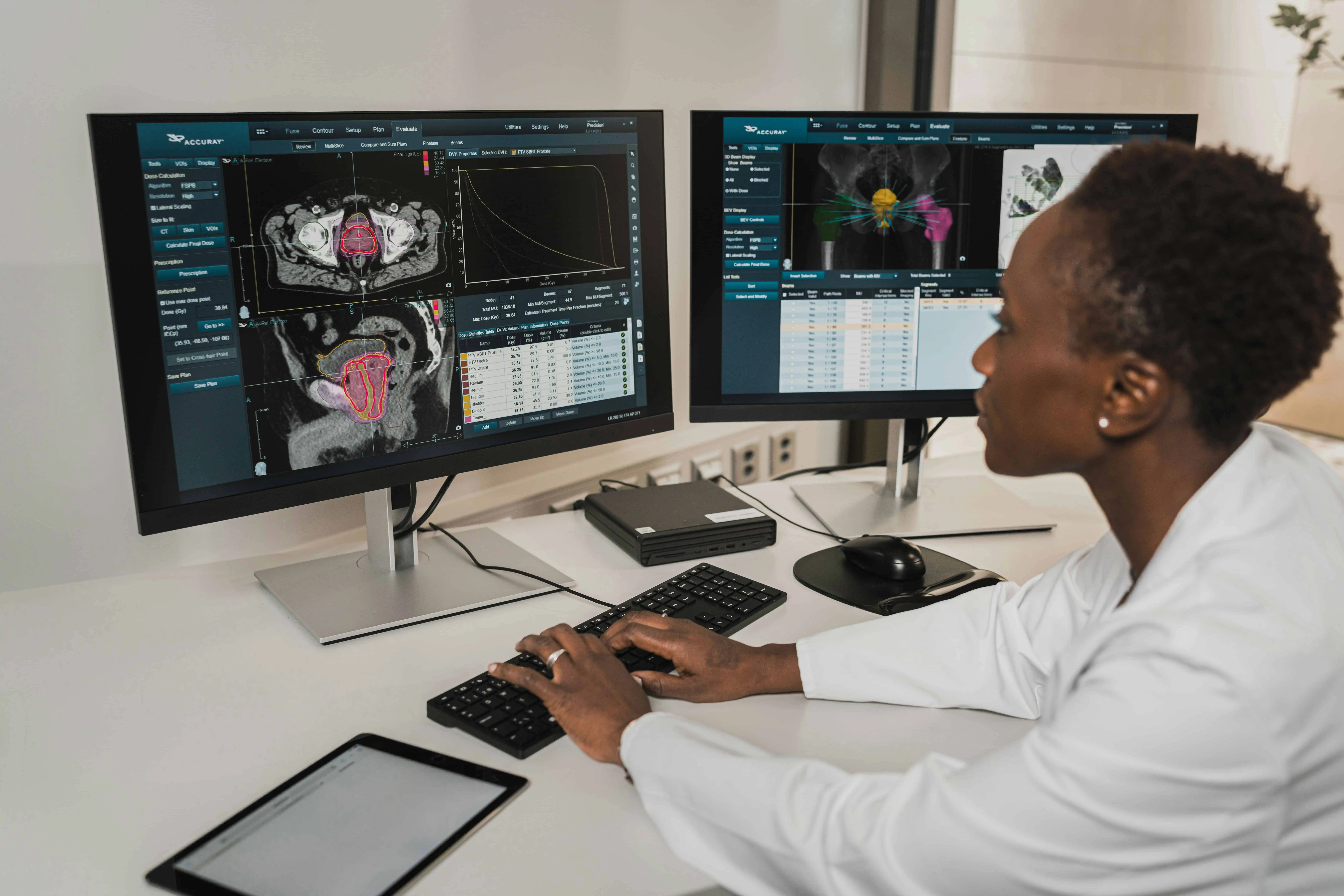 image d’une médecin analysant des radiographies sur un ordinateur avec détection intelligente des anomalies