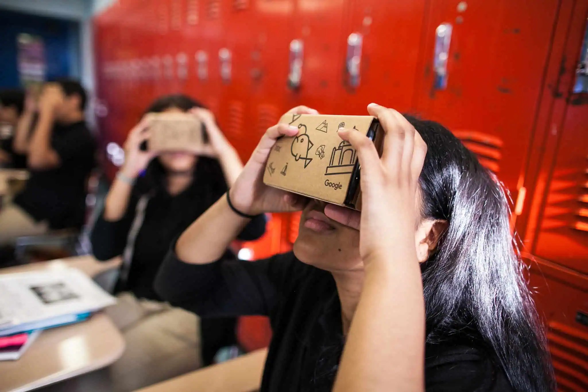Des élèves utilisent les lunettes de réalité augmentée de Google Expeditions pour visiter virtuellement des endroits habituellement inaccessibles