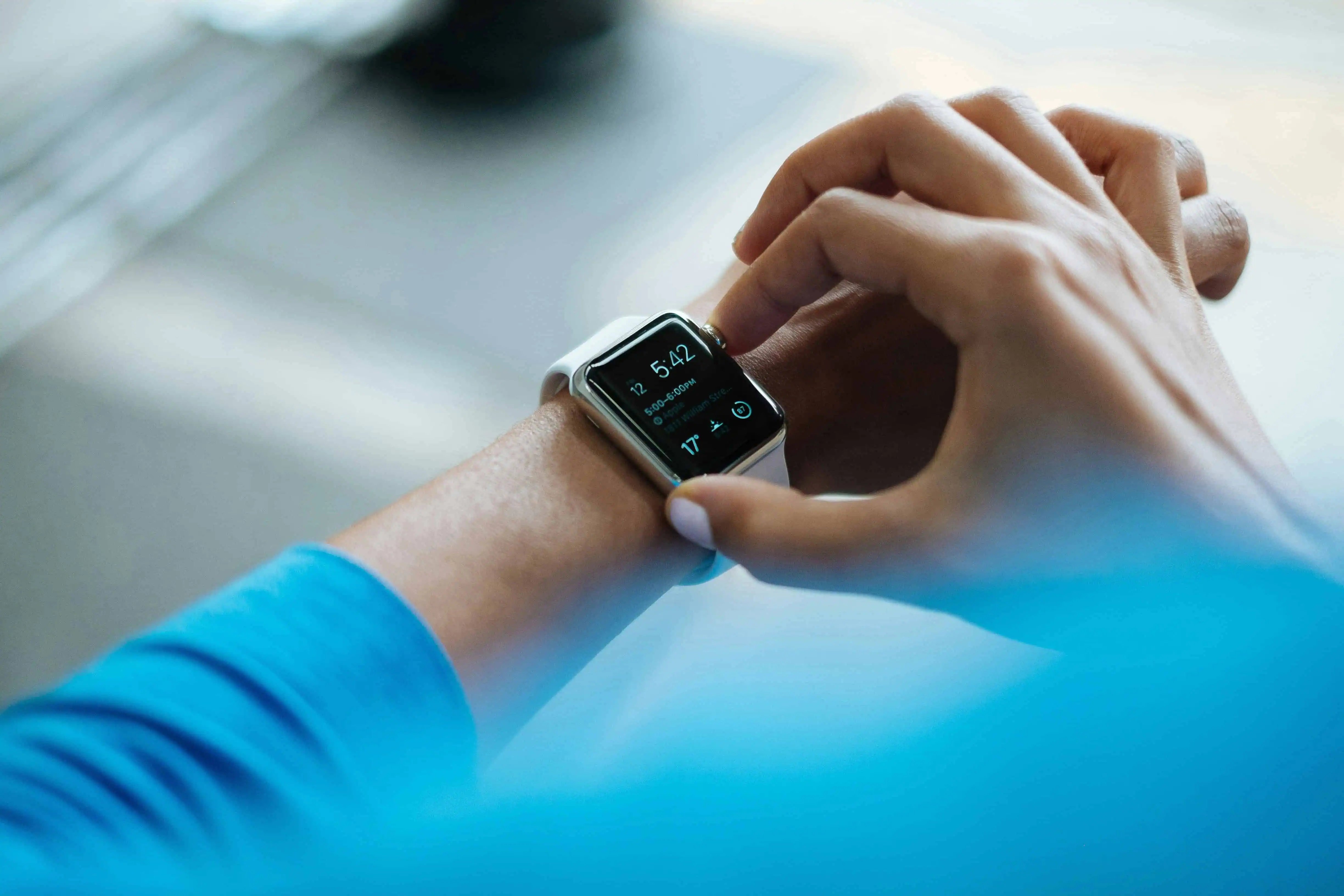 image d’une femme utilisant une montre intelligente Apple Watch