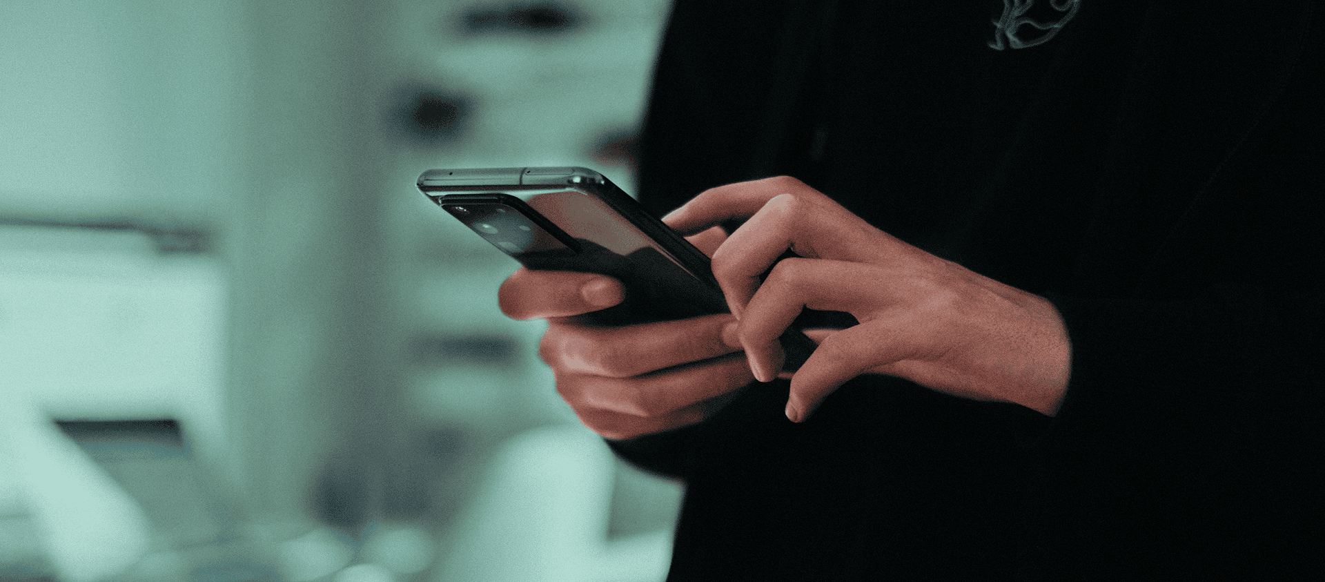 Employees using a mobile group insurance application, illustrating a fluid, simplified and paperless user experience.