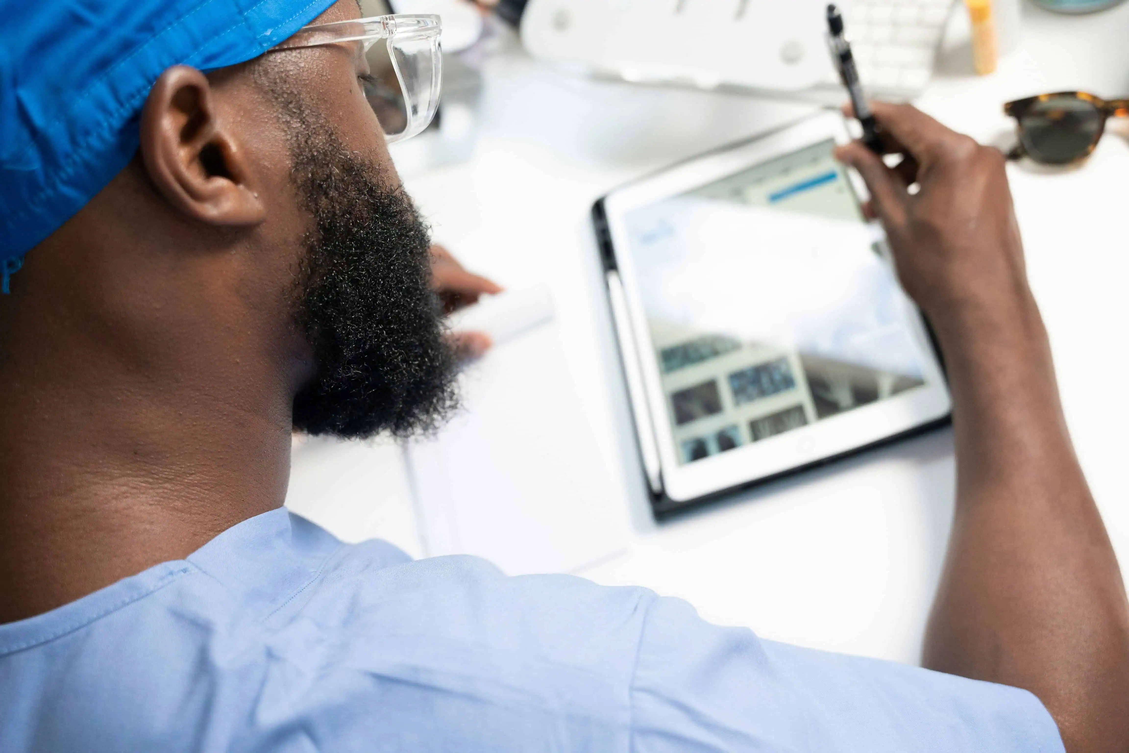 Professionnels de santé utilisant l’intelligence artificielle pour analyser des données médicales