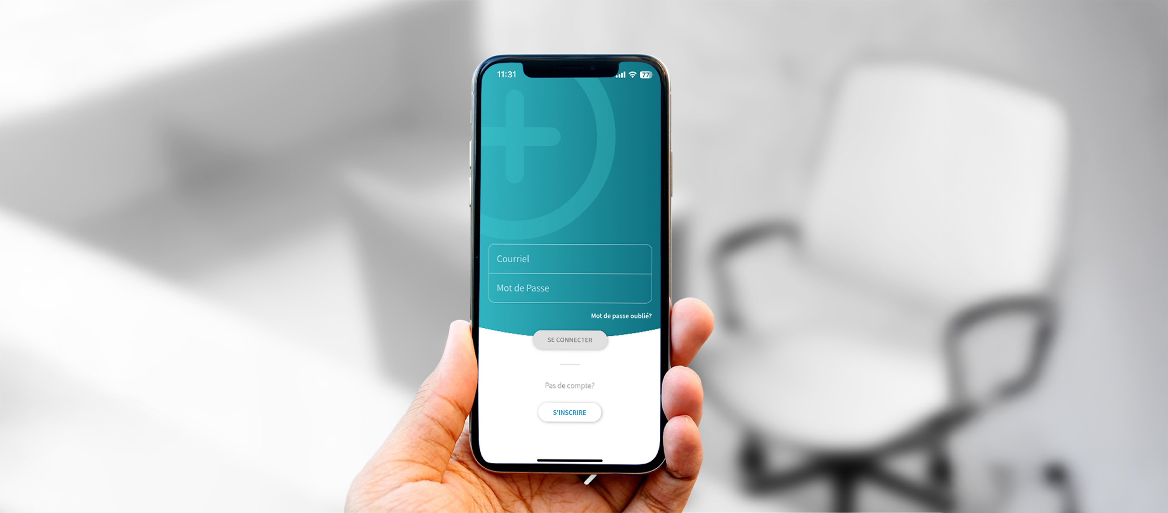 Application MedHelper affichée sur un téléphone mobile, illustrant des rappels de médication, le suivi de symptômes et la communication patient-professionnel.